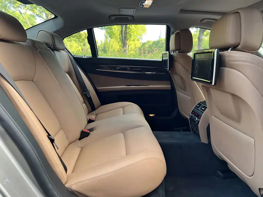 BMW 7 Series — миниатюра 11