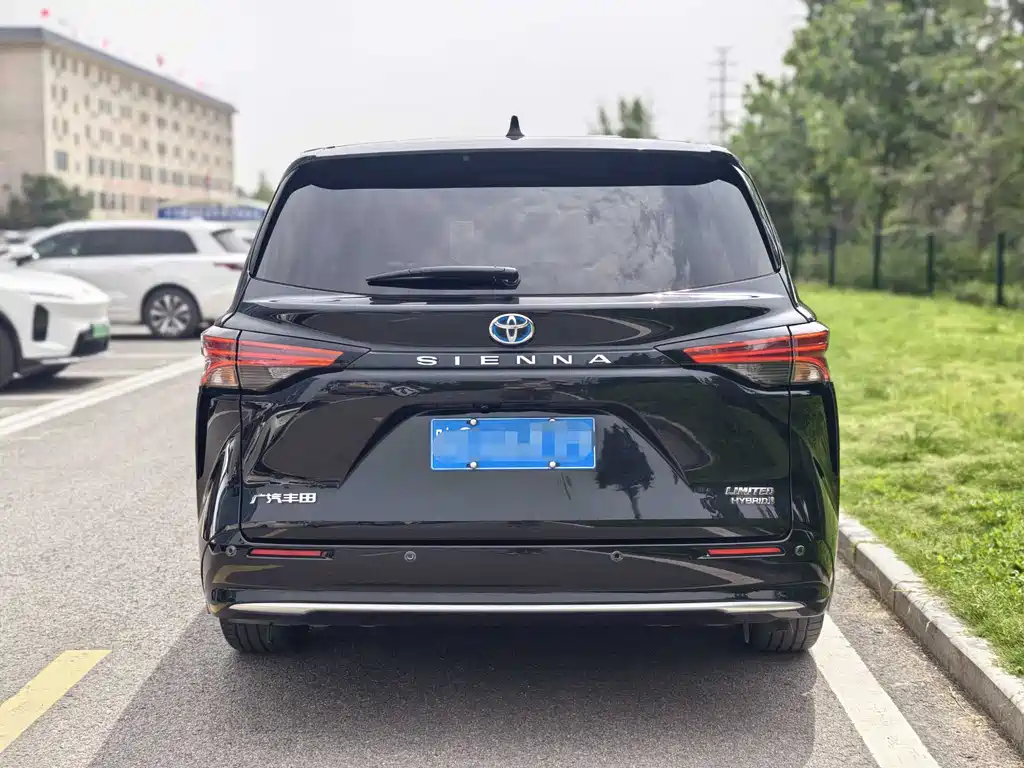 Toyota Sienna 2.5L Hybrid Premium Edition, фото 18