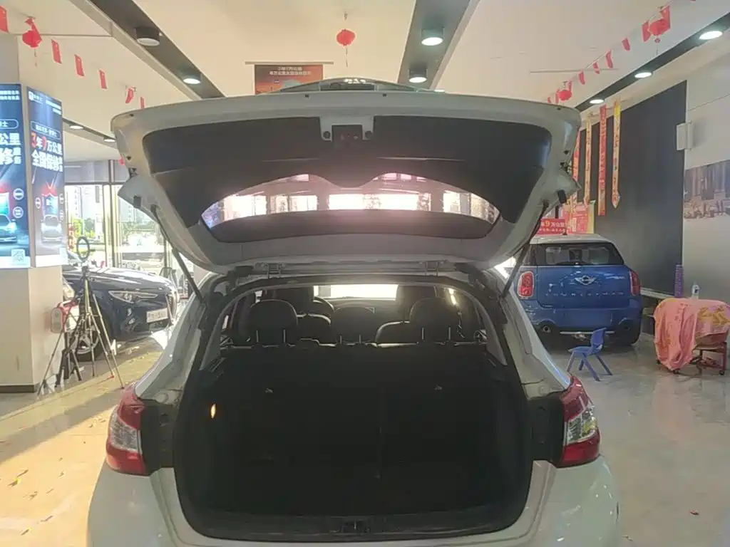 Nissan Tiida — миниатюра 19