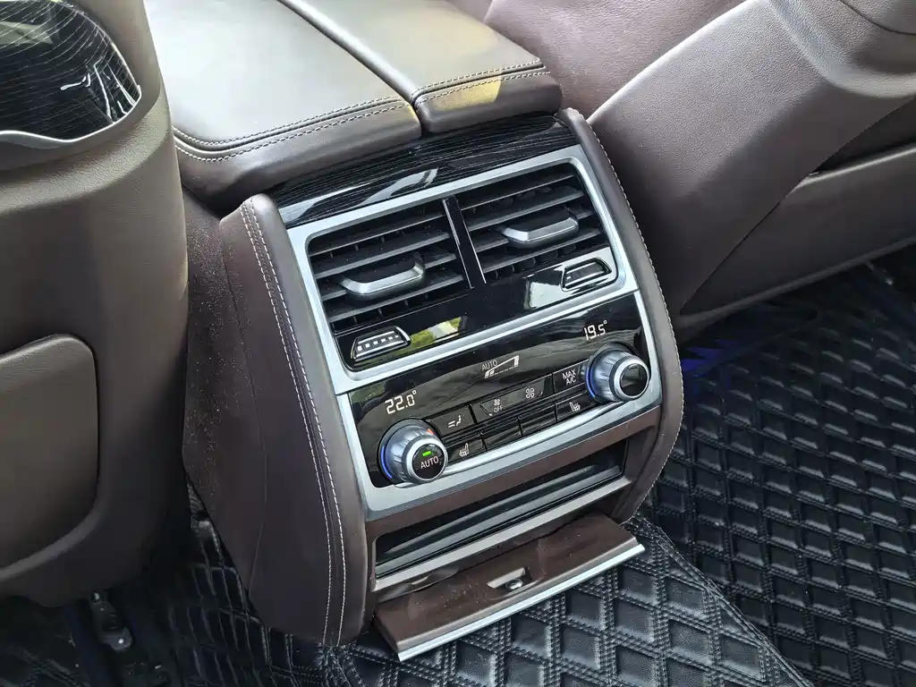 BMW 7 Series — миниатюра 19