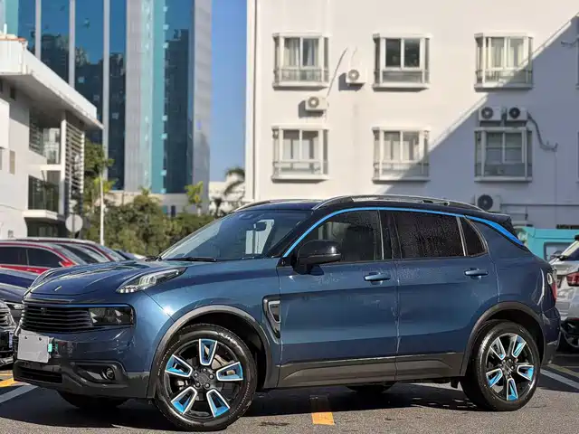 2019 Lynk & Co 01