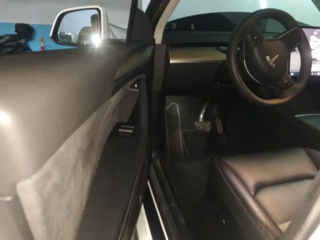 Tesla Model Y — миниатюра 14