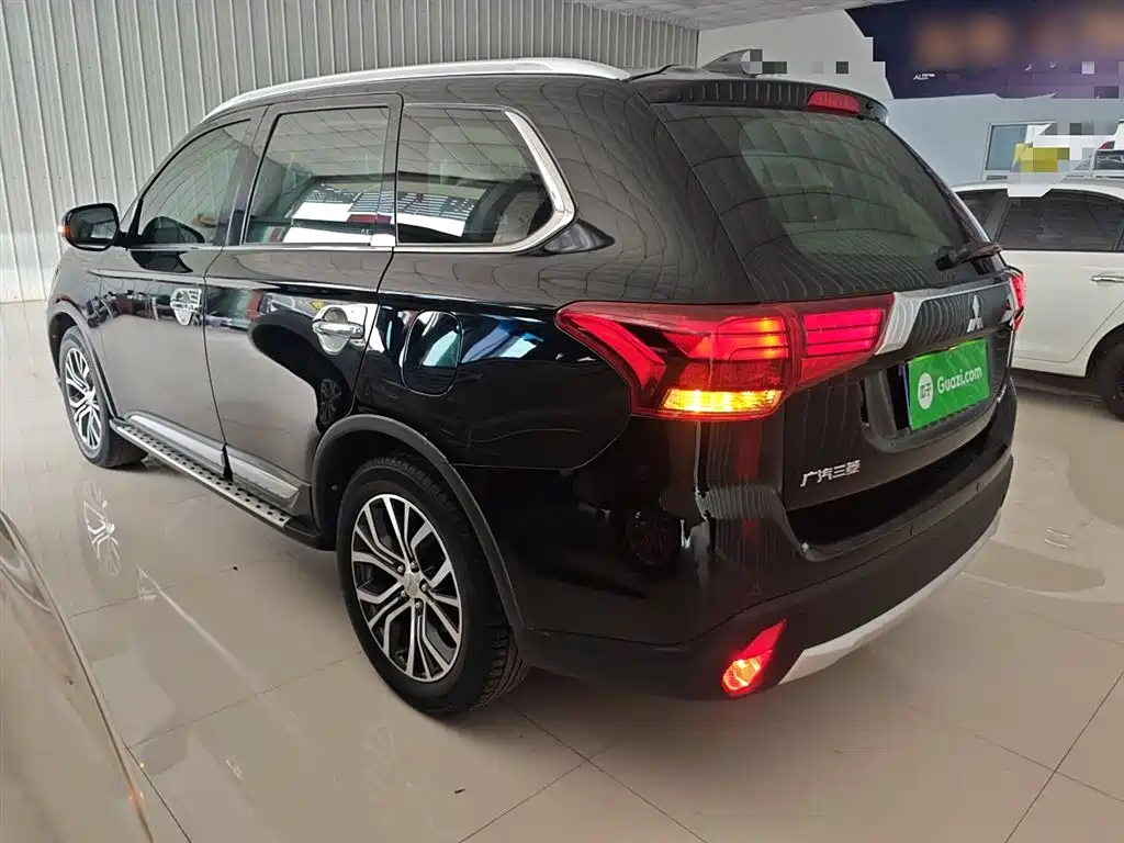 MITSUBISHI OUTLANDER