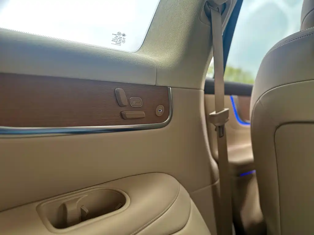 AITO ASK THE WORLD M9