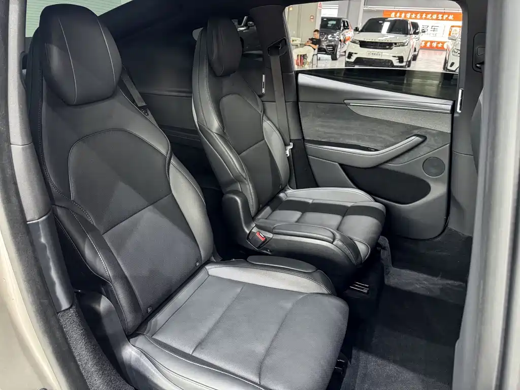 Tesla Model Y L — миниатюра 11