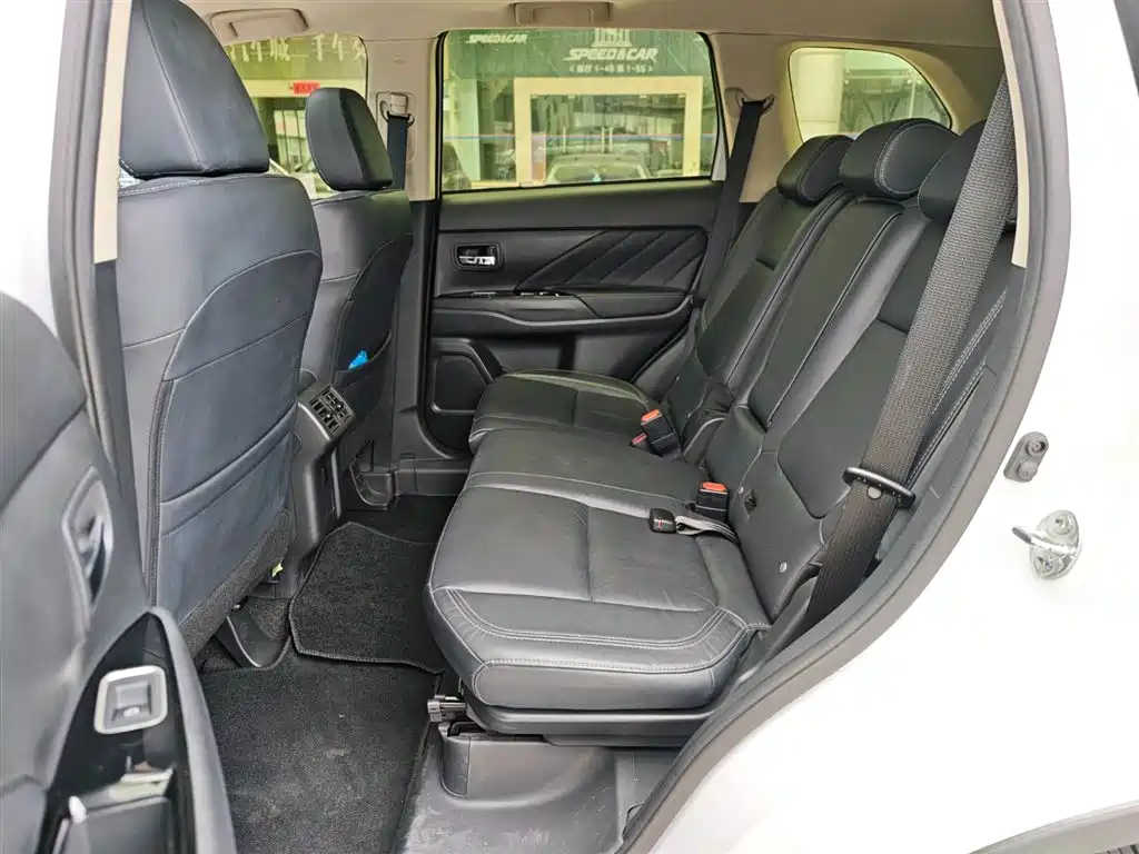 MITSUBISHI OUTLANDER