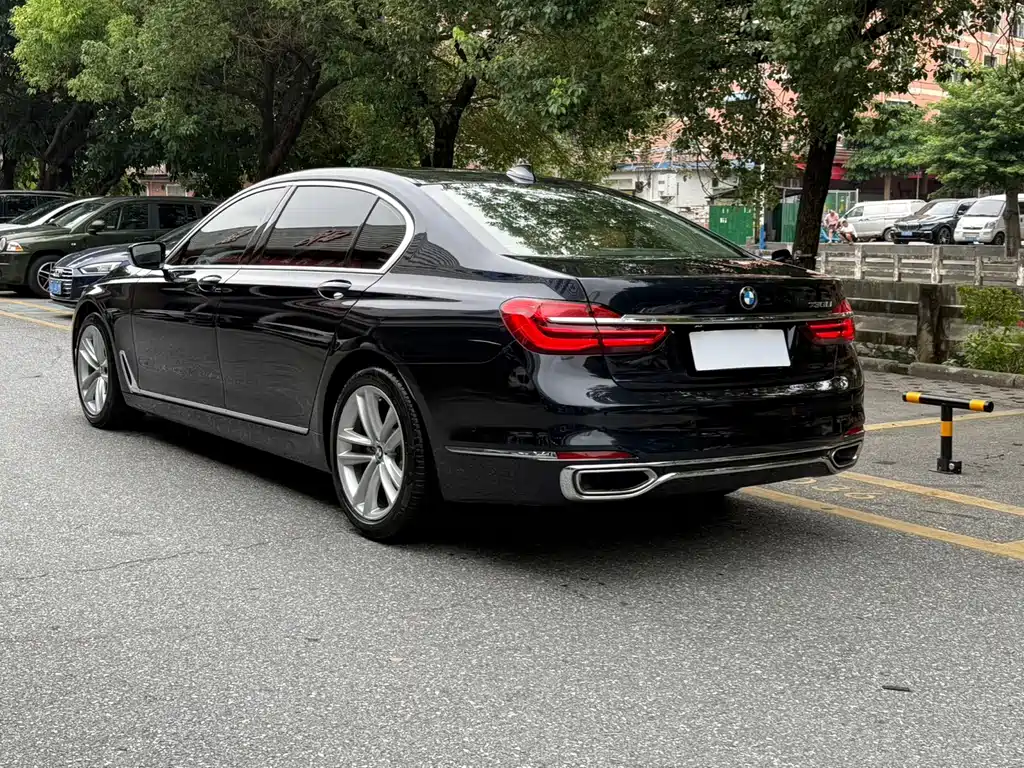 BMW 7 Series — миниатюра 2
