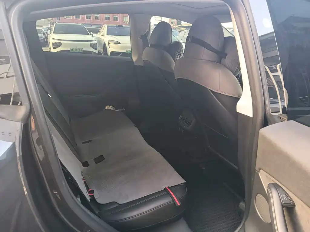Tesla Model Y — миниатюра 14