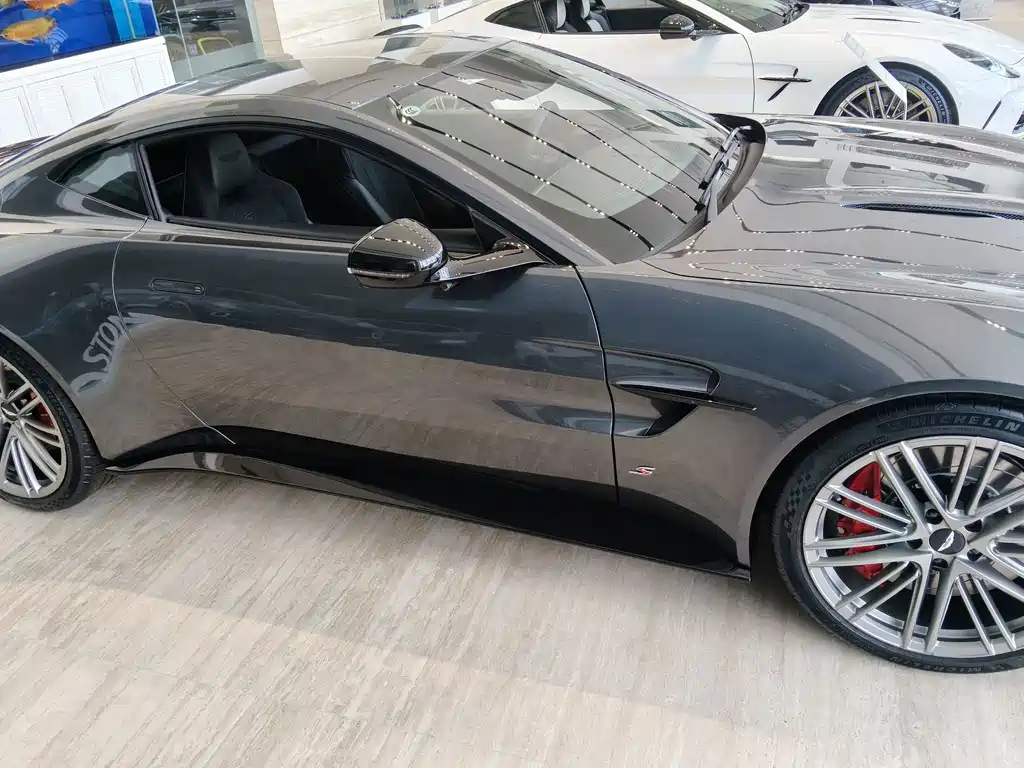 Aston Martin DB12 — миниатюра 7
