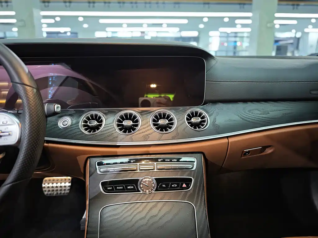 Mercedes-Benz E-Class (Import) — миниатюра 8