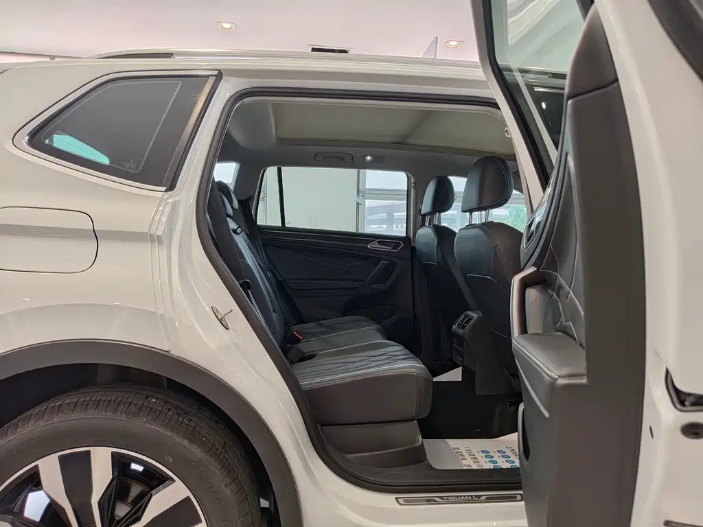 Volkswagen Tiguan L L 2024 330TSI AT R-Line