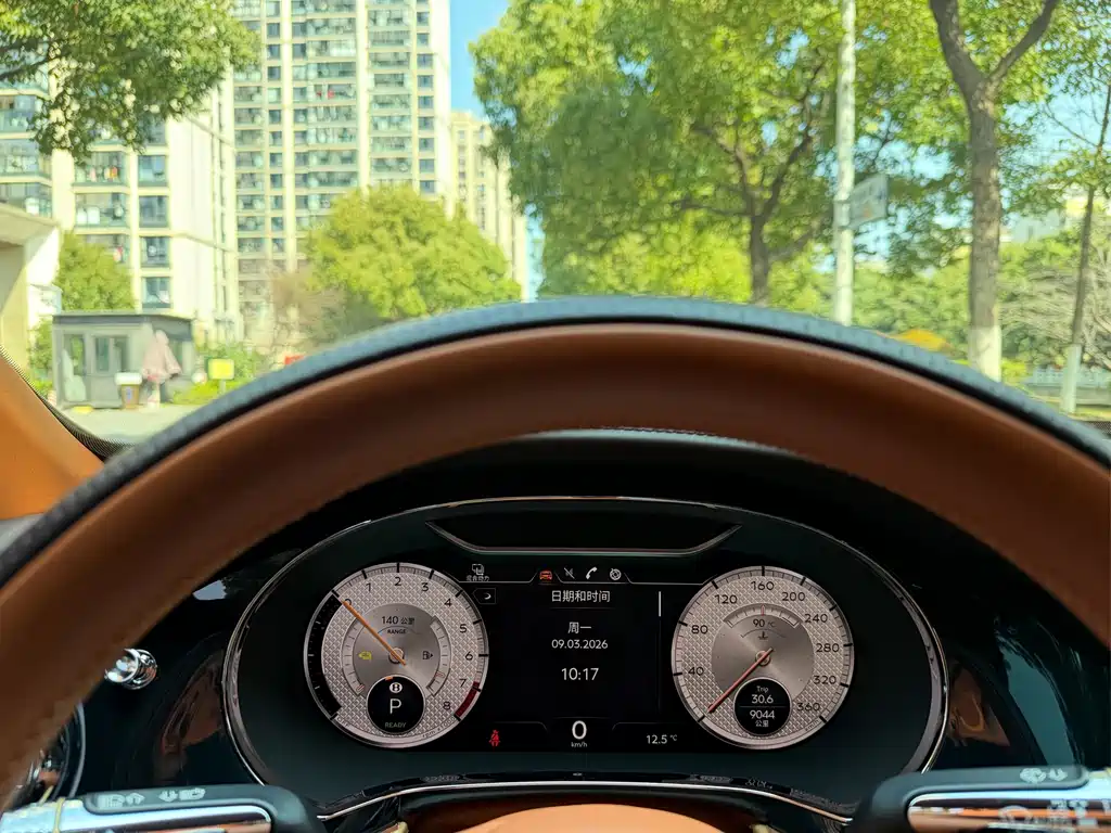 Bentley Flying Spur PHEV — миниатюра 24