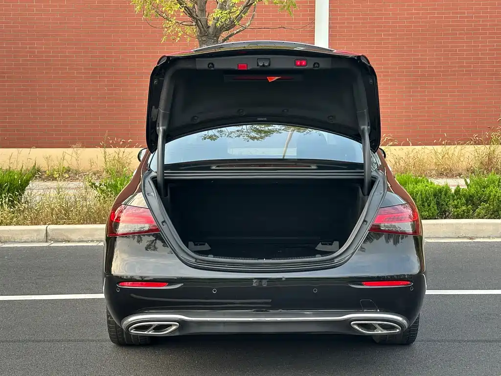 Mercedes-Benz E-Class — миниатюра 9