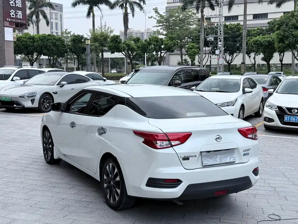 Nissan Bluebird — миниатюра 7
