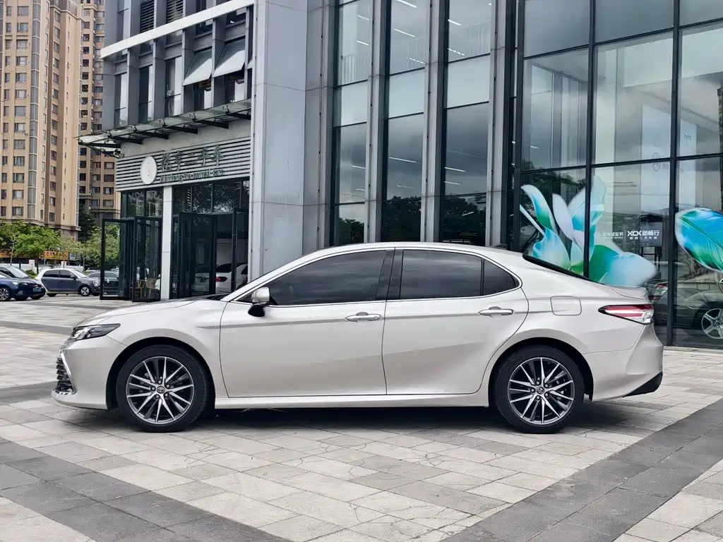 Toyota Camry — миниатюра 3