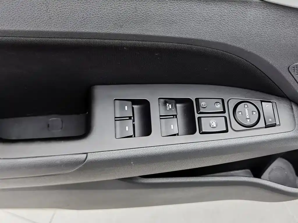 Hyundai Elantra — миниатюра 9