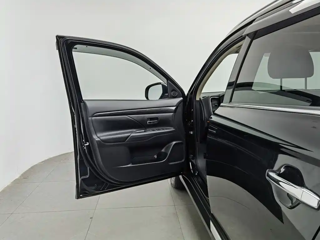 Mitsubishi Outlander (Import) — миниатюра 8