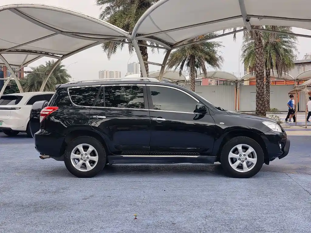 Toyota RAV4 — миниатюра 8