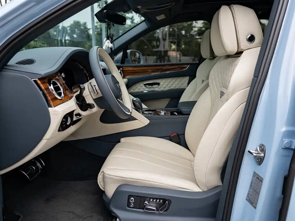 Bentley Bentayga 4.0T V8, фото 17