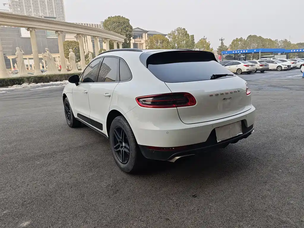 PORSCHE MACAN