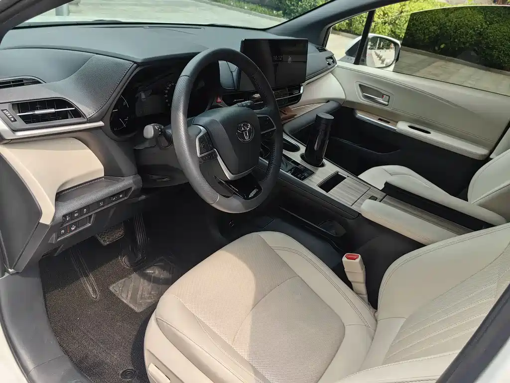 Toyota Sienna 2024 2.5L Luxury