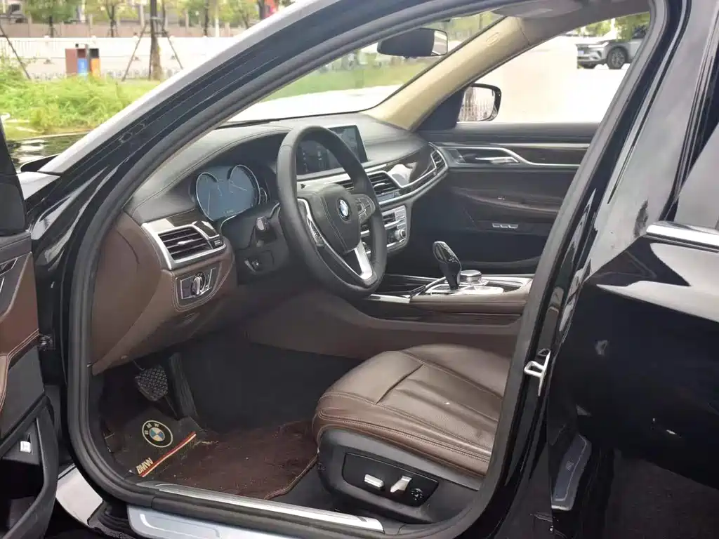 BMW 7 Series — миниатюра 4