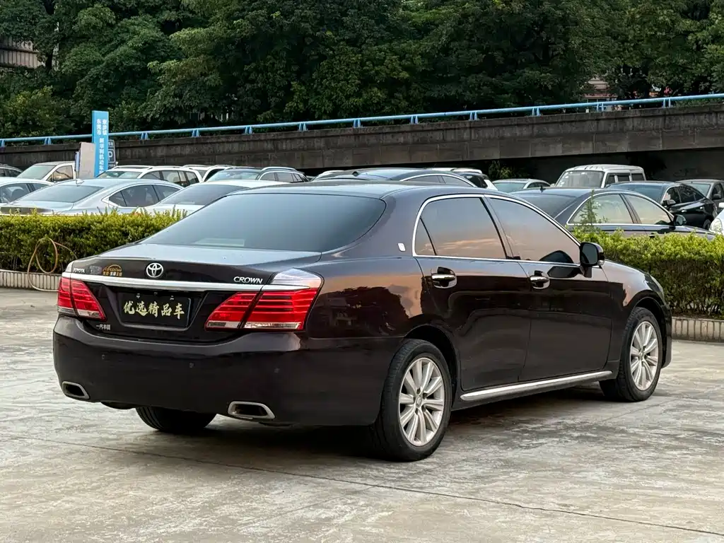 Toyota Crown — миниатюра 12