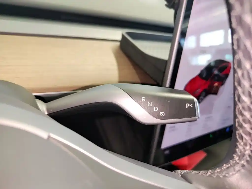 Tesla Model Y — миниатюра 14