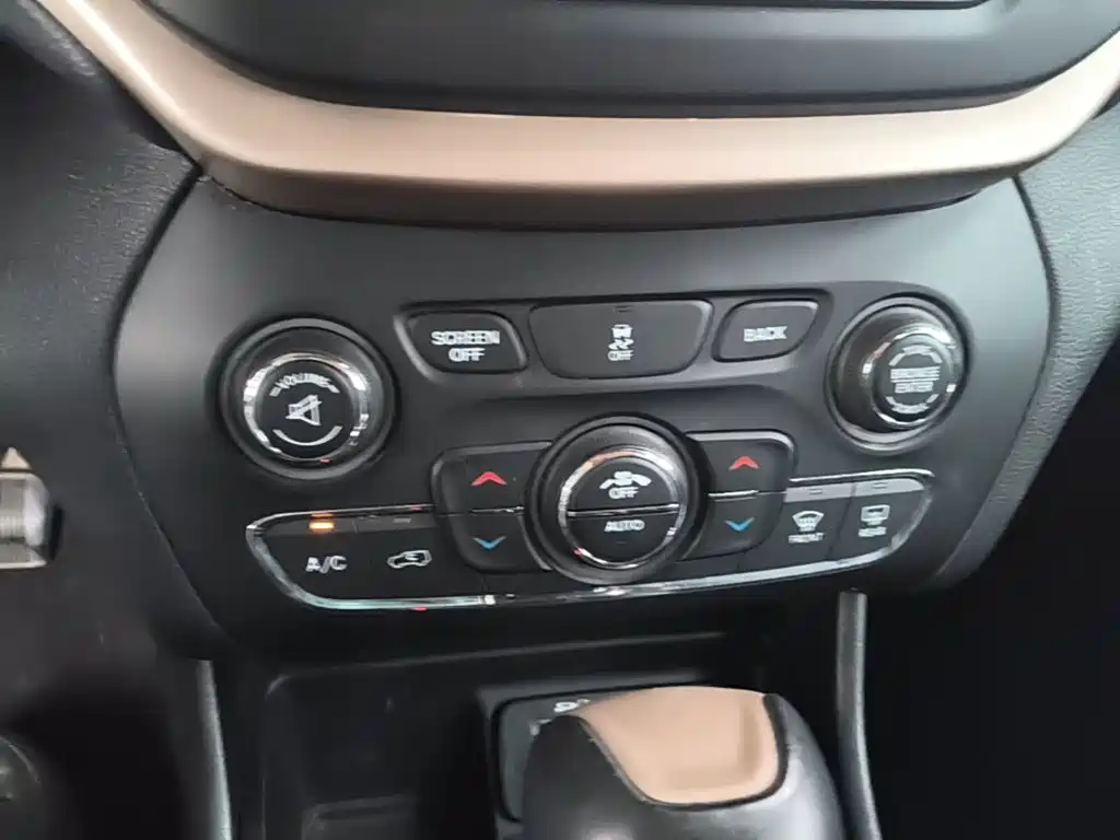 Jeep Cherokee — миниатюра 13