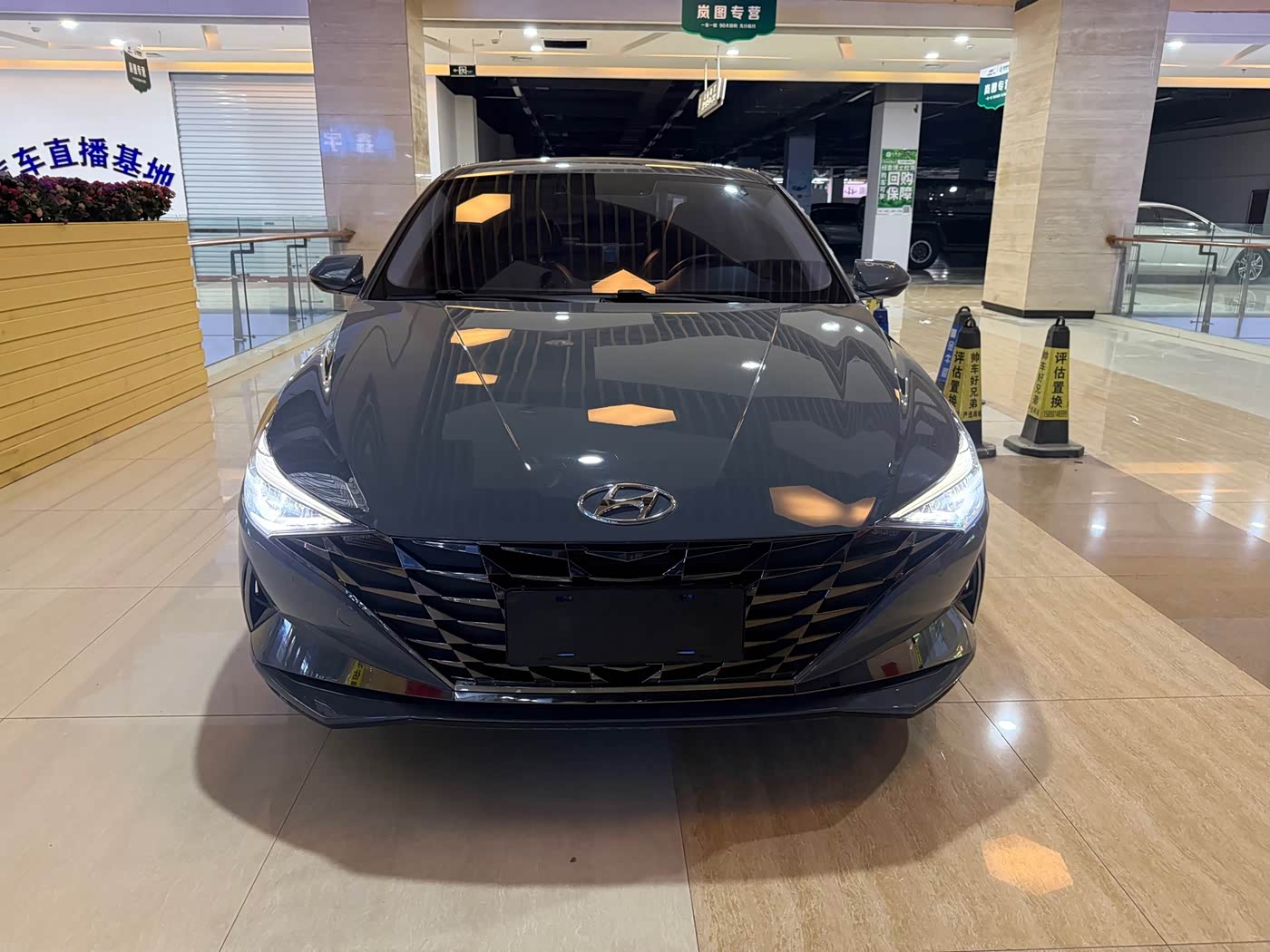Hyundai Elantra 1.5 л 2023 г. Серебристо-серый, пробег 42000 км