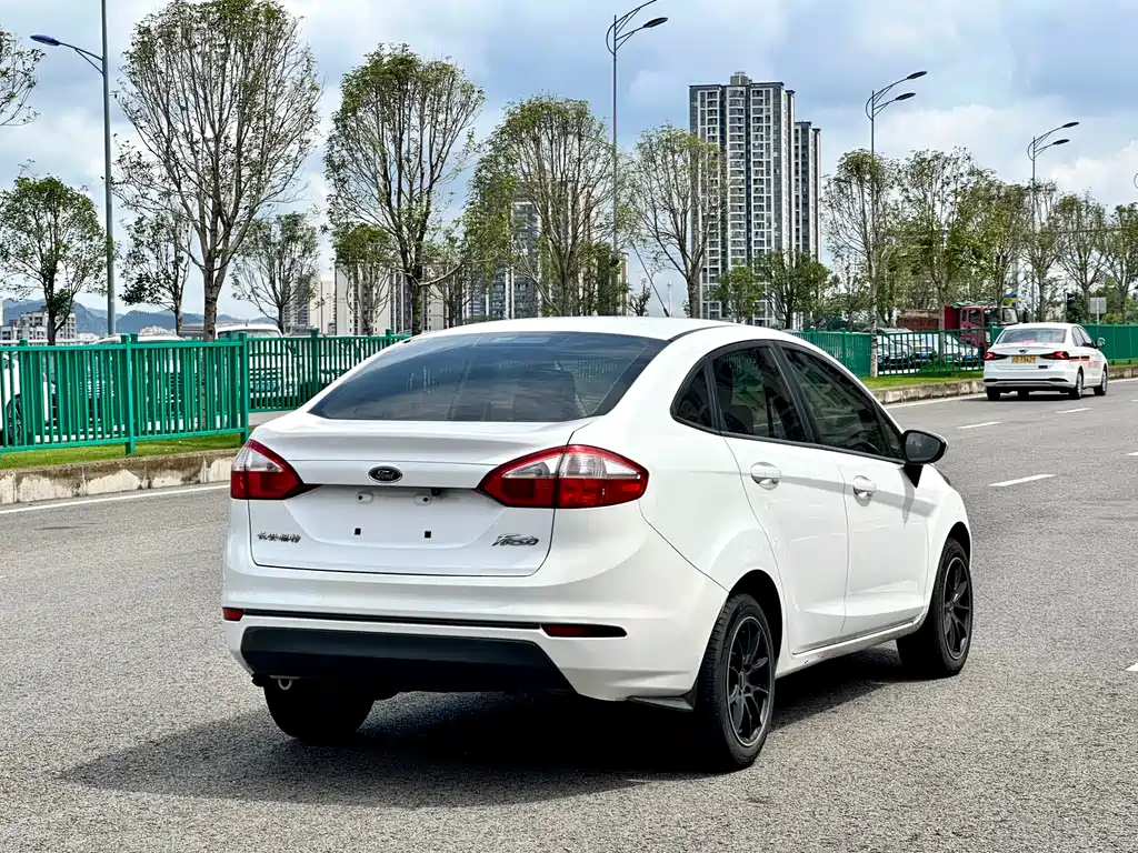 Ford Fiesta 2013 1.5L MT