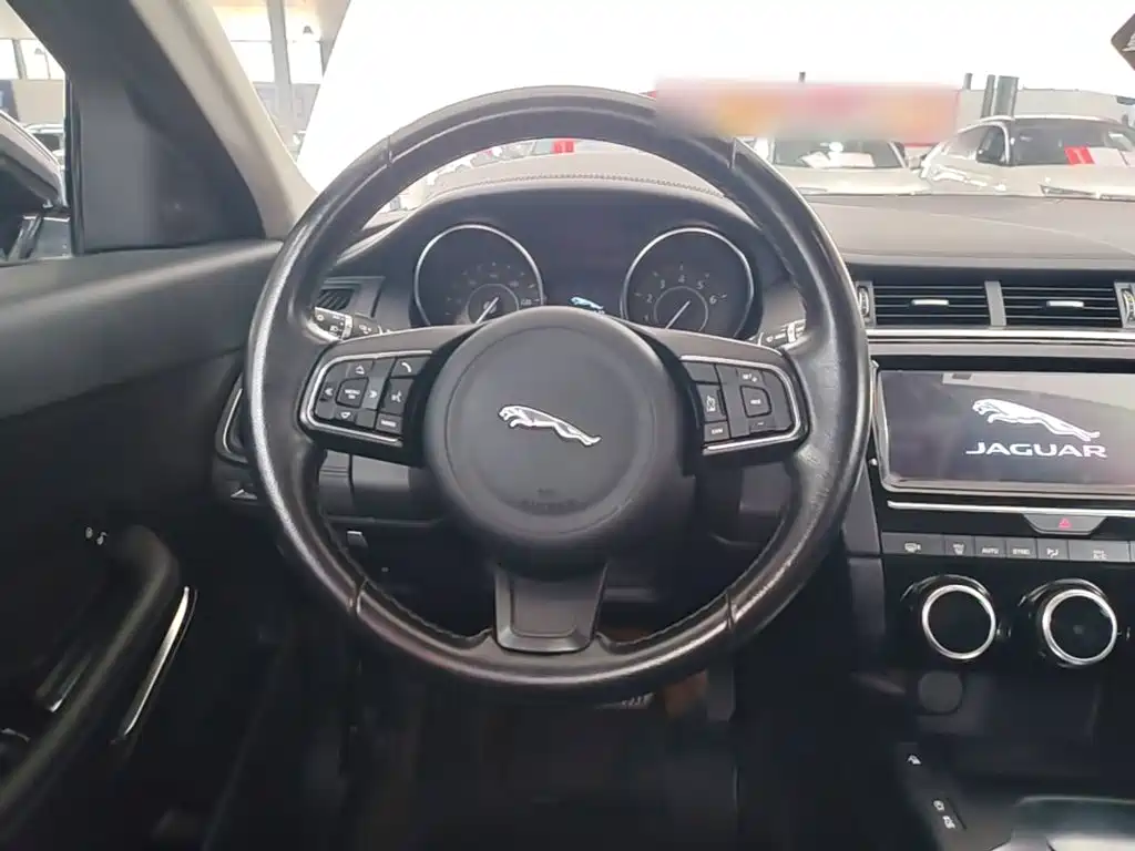 Jaguar E-PACE — миниатюра 11