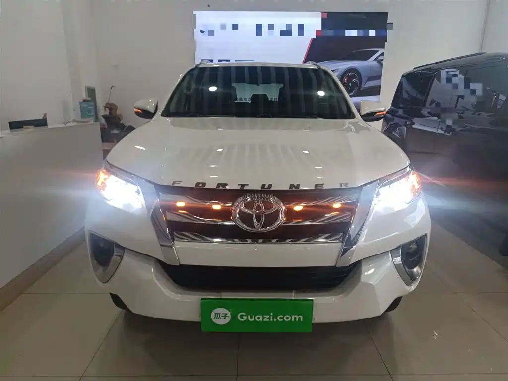 Toyota Fortuner — миниатюра 3