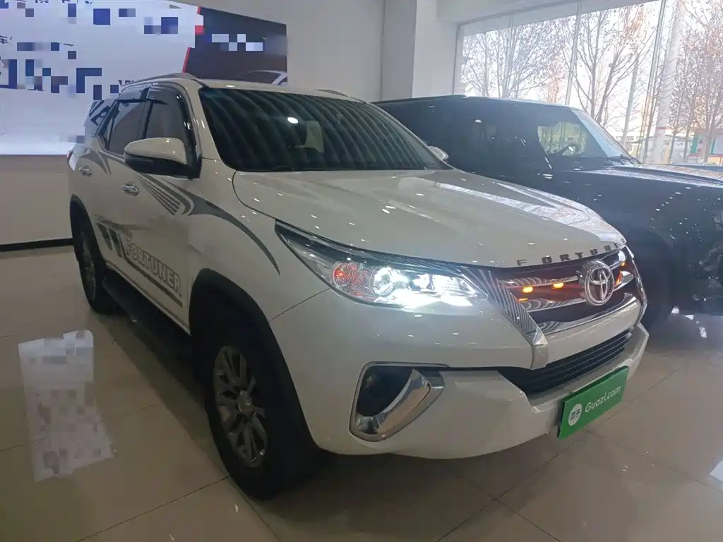 Toyota Fortuner — миниатюра 4