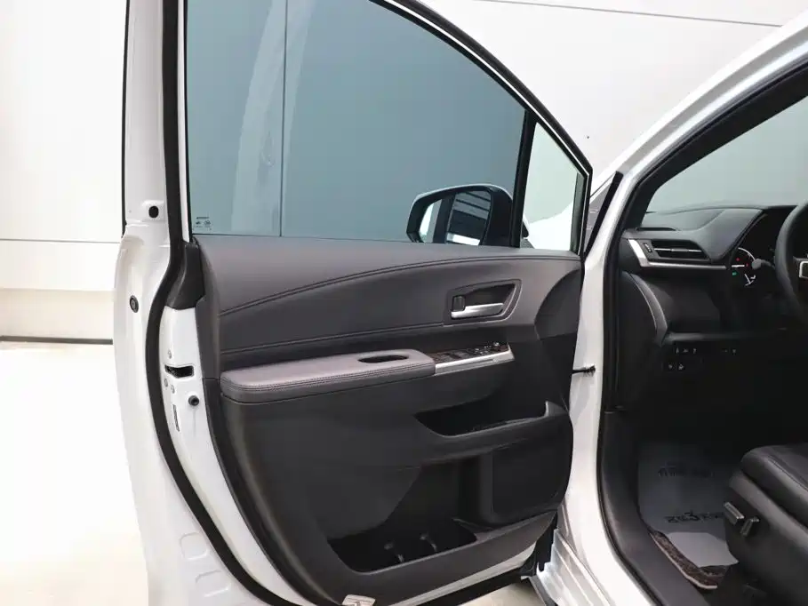Toyota Sienna 2026 Белый из Китая, фото 6