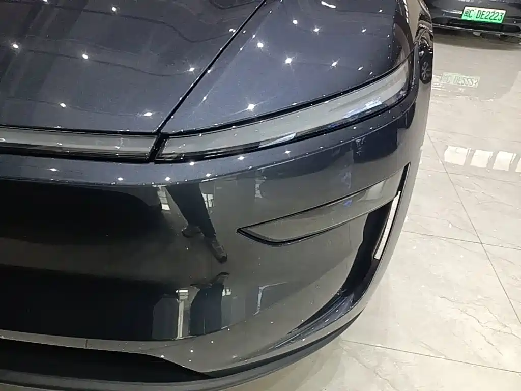 Tesla Model Y — миниатюра 24