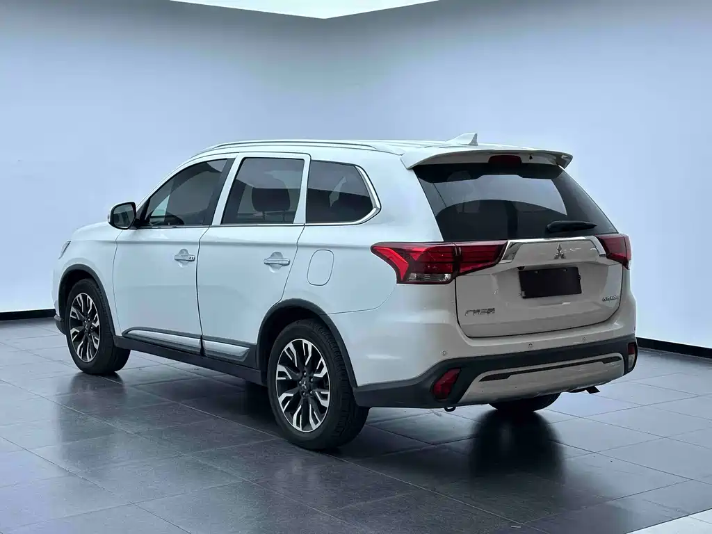 Mitsubishi Outlander — миниатюра 9