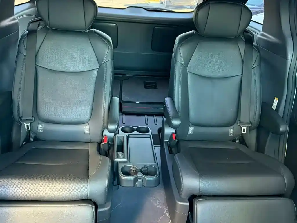 Toyota Sienna — миниатюра 7