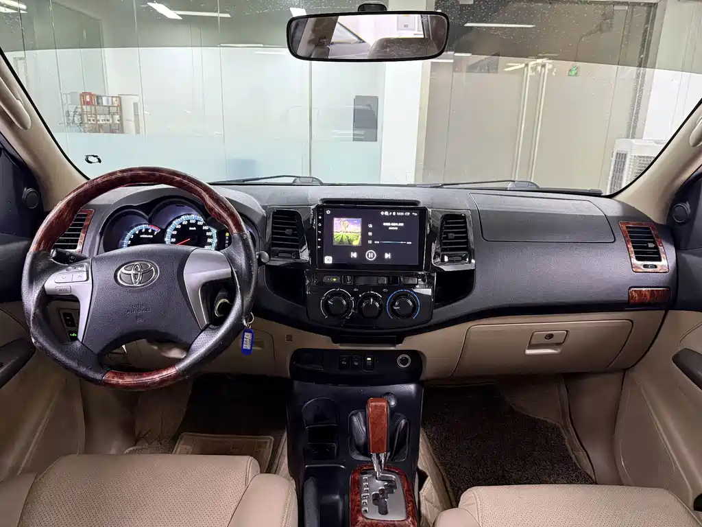 Toyota Fortuner — миниатюра 16