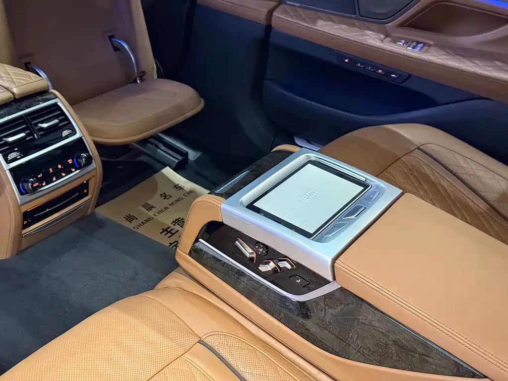 BMW 7 Series — миниатюра 8