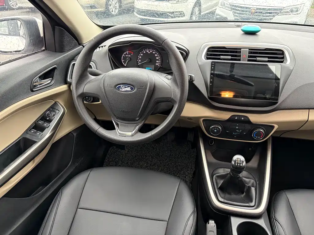 Ford Escort 2015 1.5L MT Comfort