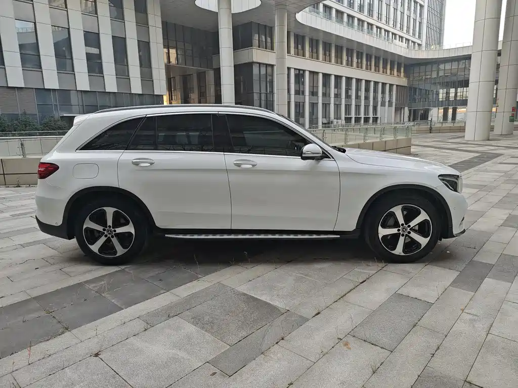 MERCEDES-BENZ GLC