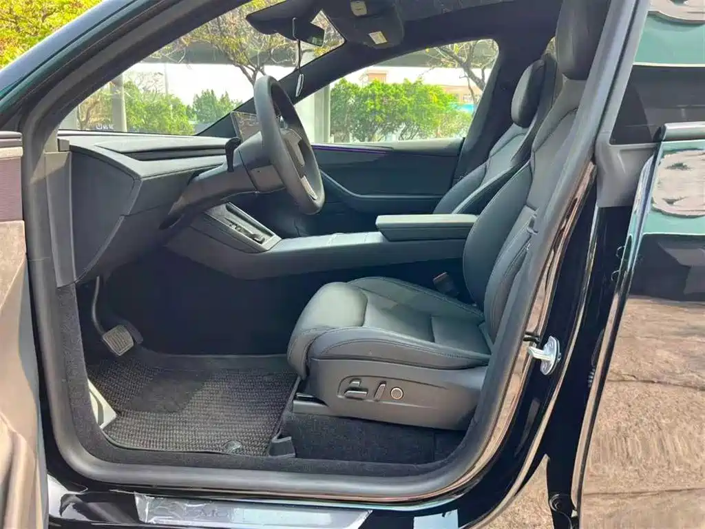 Tesla Model Y L — миниатюра 4