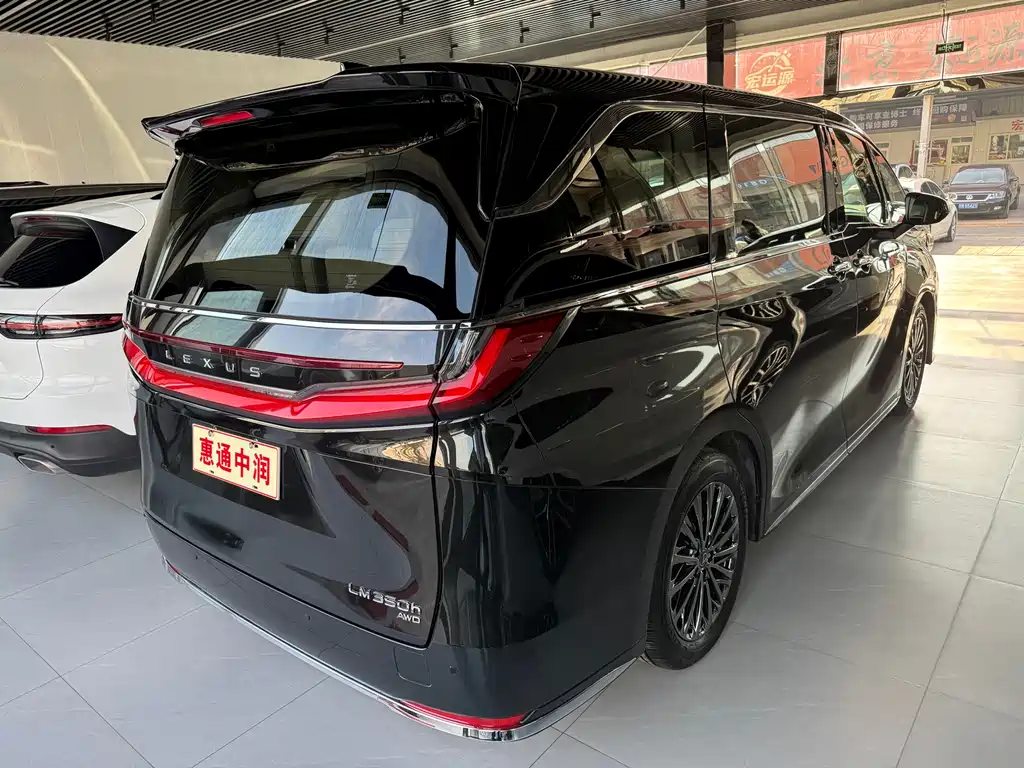LEXUS LM