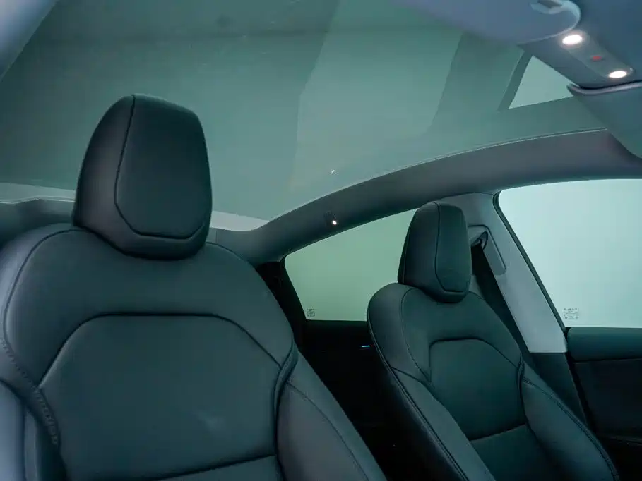 Tesla Model Y — миниатюра 6