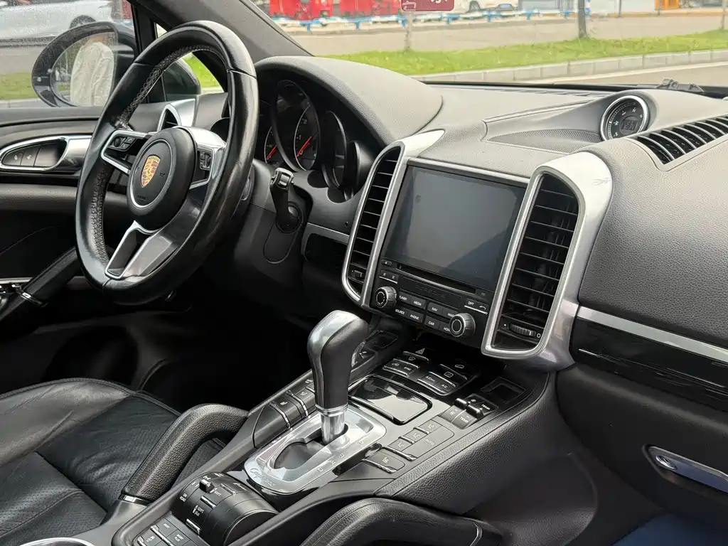 Porsche Cayenne — миниатюра 9