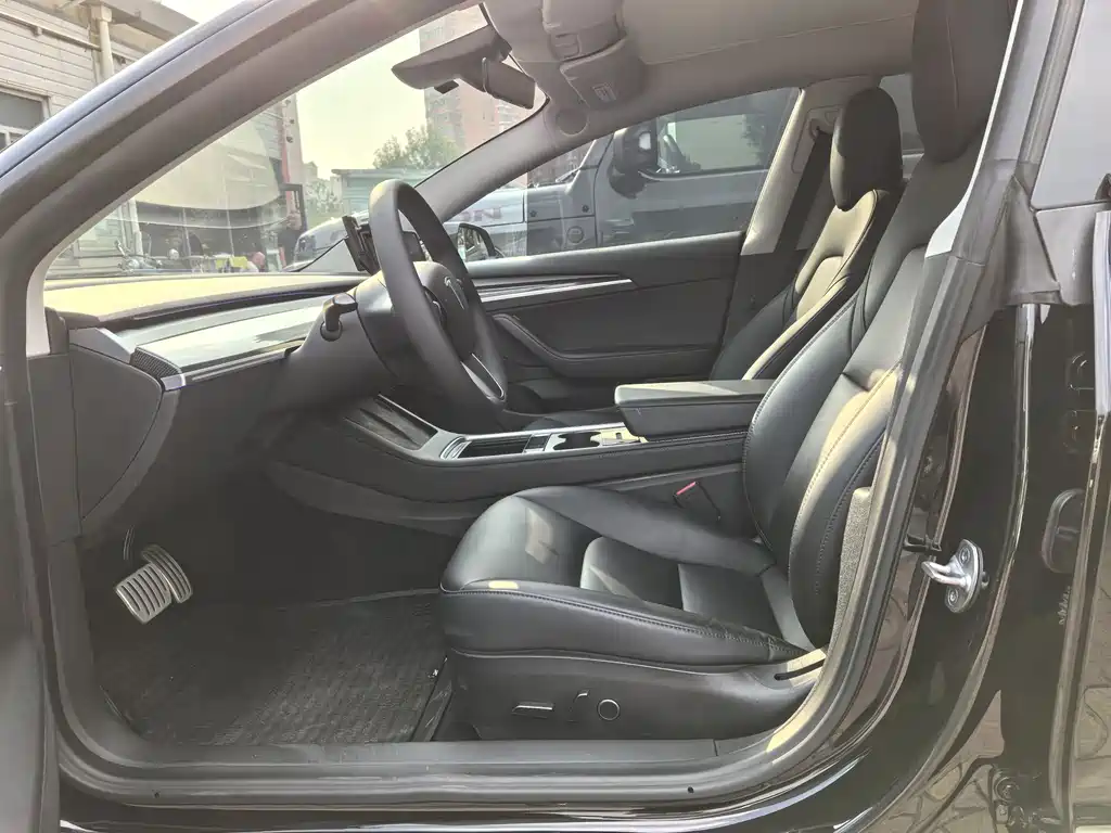 Tesla Model 3 — миниатюра 7