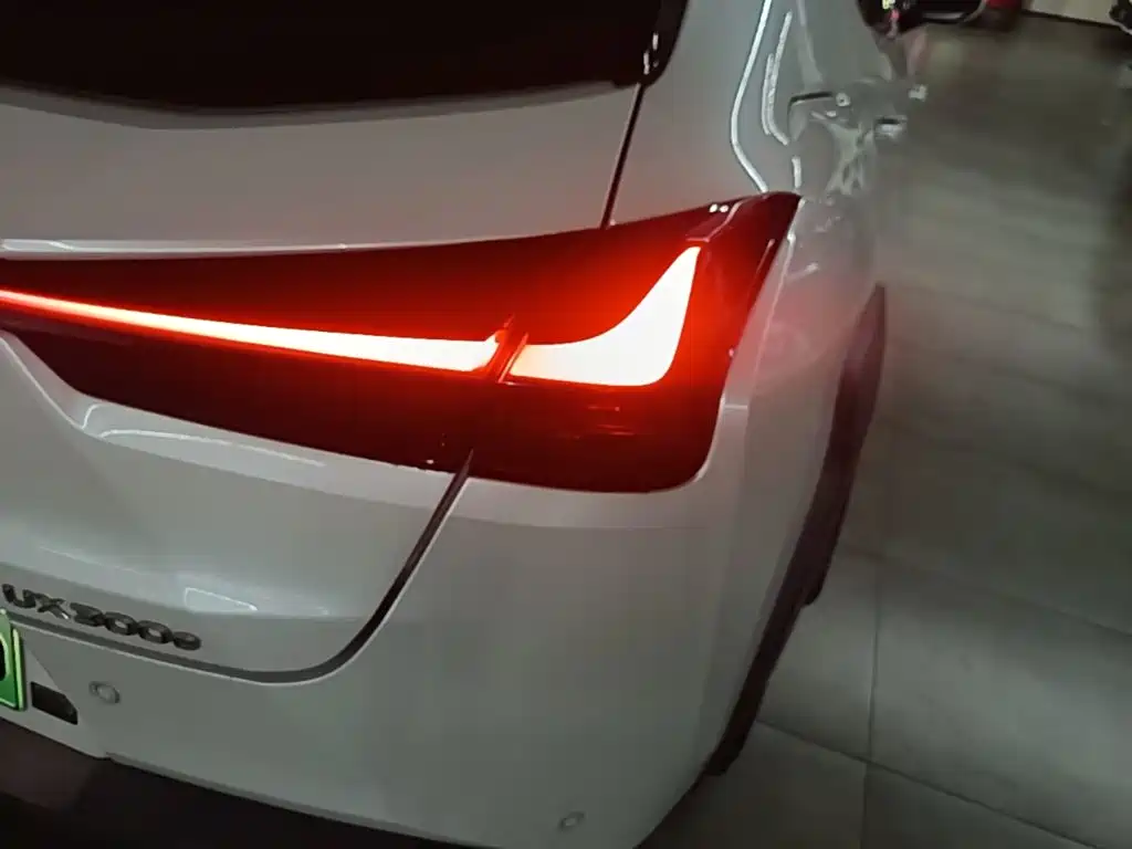 Lexus UX New Energy — миниатюра 8