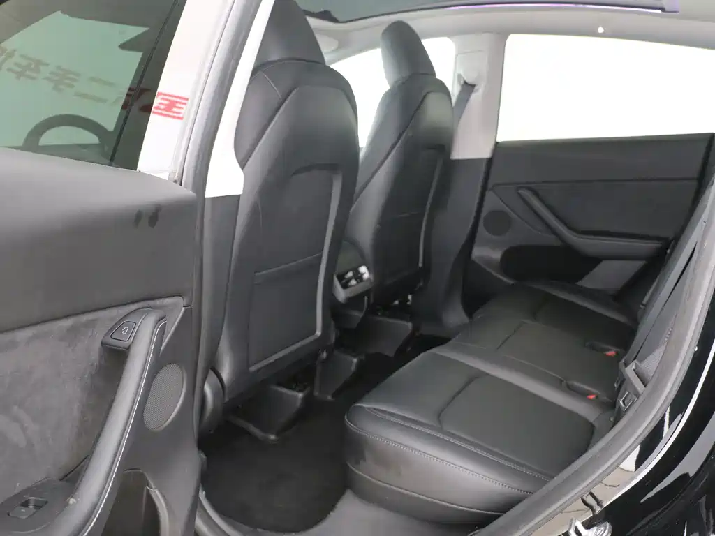 Tesla Model Y — миниатюра 8
