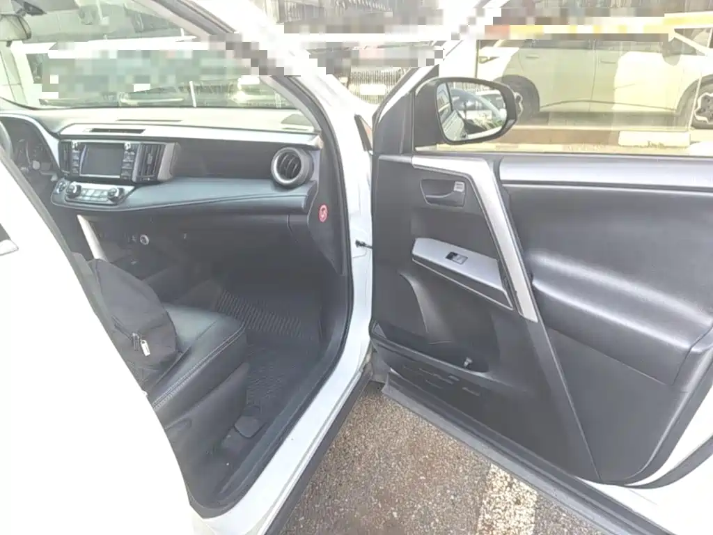Toyota RAV4 — миниатюра 9